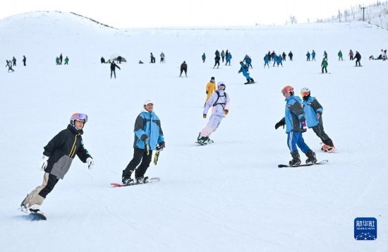 12月21日，游客在那拉提国际滑雪场滑雪。