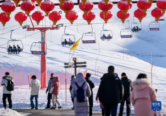 12月21日，那拉提国际滑雪场迎来众多游客。