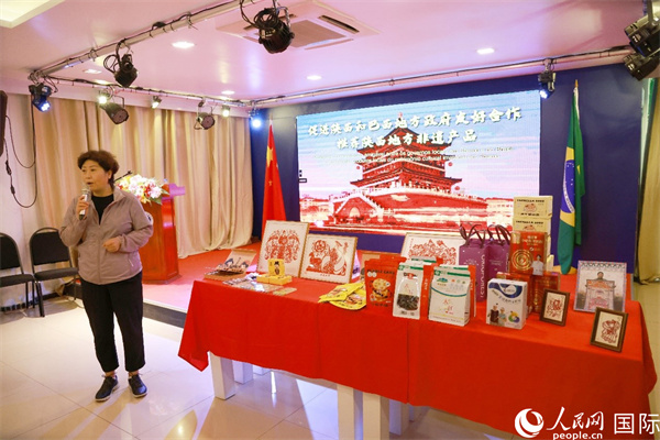 代表团成员、咸阳市政协主席李晓静向与会嘉宾介绍了陕西的特色产品。人民网记者 陈海琪摄