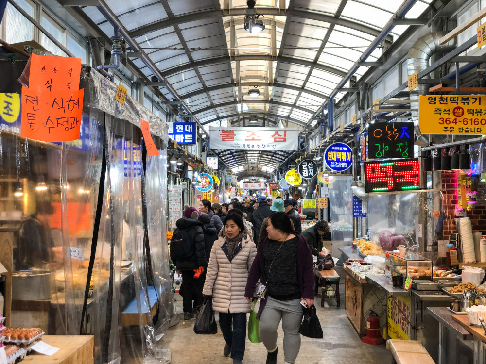 人们在韩国首尔的灵泉传统市场购买年货。新华社记者王婧嫱摄