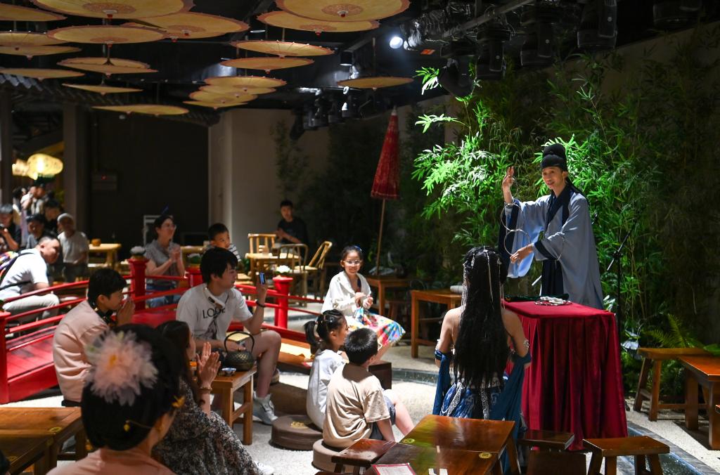 游客在长安十二时辰主题街区观看唐风演艺《大唐曲艺》。新华社记者邹竞一 摄