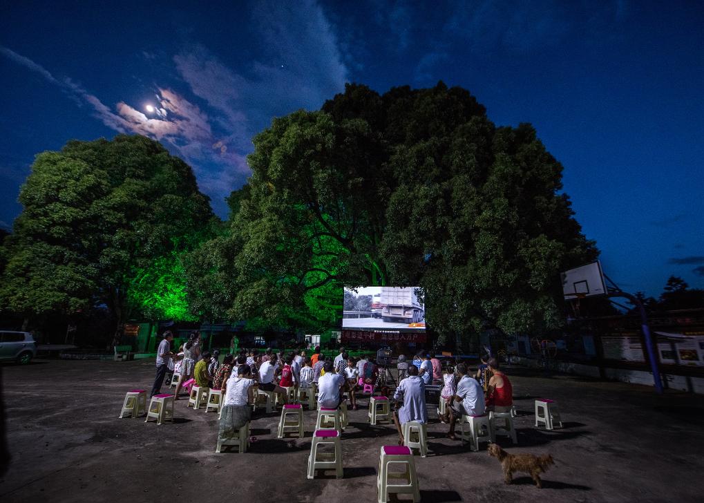 村民在菜花坪镇菜塘村弄堂文化广场观看电影。（谭德乐 摄）