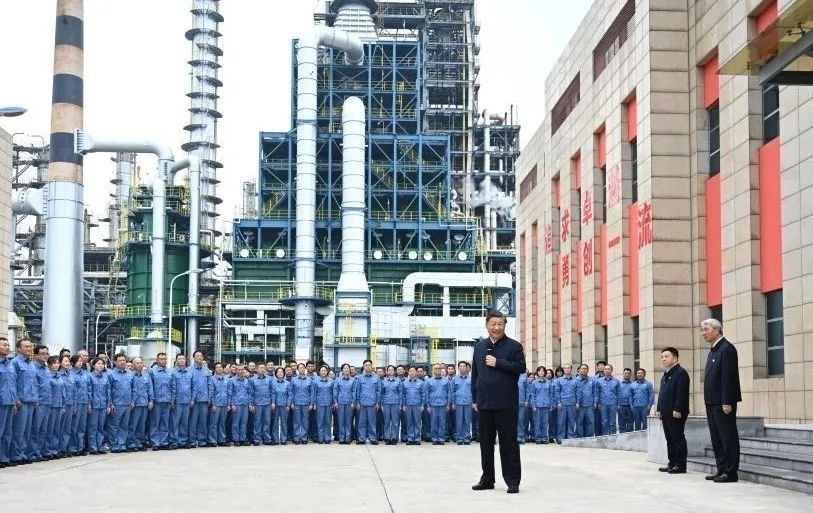 △2023年10月10日，习近平总书记在江西中国石化九江分公司考察时，同企业员工亲切交流。