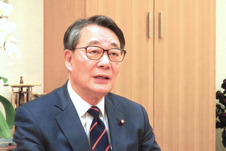 日本政治家海江田万里接受人民网采访。视频截图