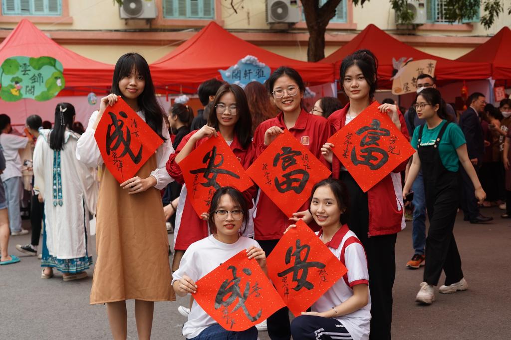 2023年4月21日，在越南河内大学孔子学院，越南大学生展示汉字书法作品。新华社记者胡佳丽摄