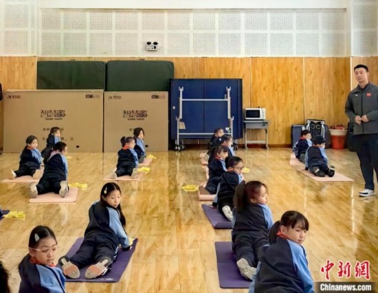 逸阳文思学校学生正在进行运动恢复矫正训练。<a target='_blank' href='/' ><p align=