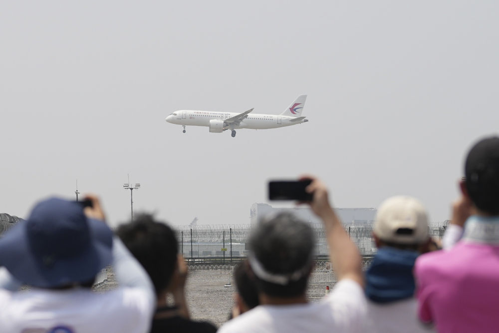 2023年5月28日，C919首个商业航班东航MU9191飞抵北京首都国际机场。新华社记者 鞠焕宗 摄