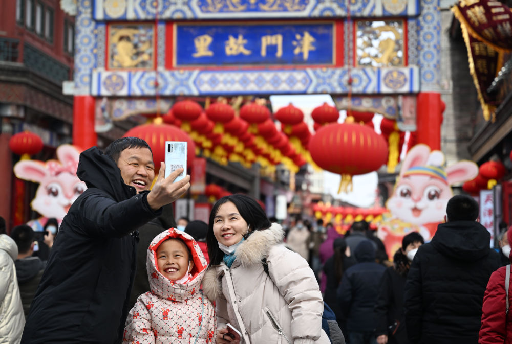 2023年1月26日，农历大年初五，游客在天津古文化街留影。新华社记者 赵子硕 摄