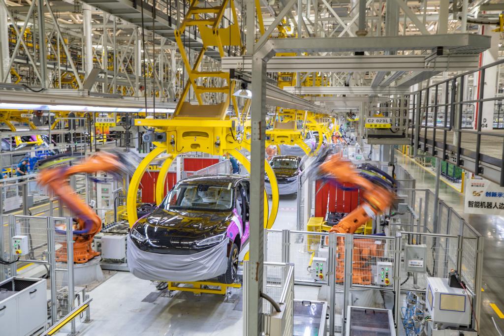 这是2023年8月29日拍摄的赛力斯汽车有限公司两江智慧工厂作业现场。新华社记者 黄伟 摄