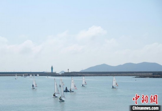 浙江象山，杭州亚运会帆船项目运动员扬帆起航。林波 摄