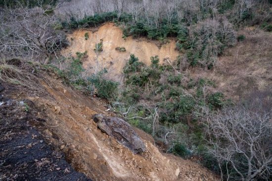  1月2日，在日本石川县羽咋郡，地震引起山体滑坡。新华社记者张笑宇摄