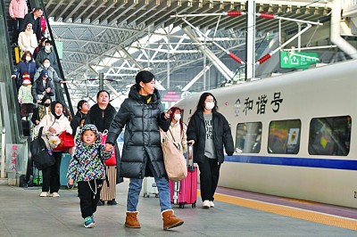 1月1日，元旦假期即将结束，各地迎来返程客流高峰。图为旅客从南京火车站出行。新华社发