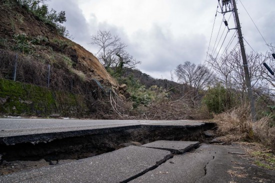  1月2日，在日本石川县羽咋郡，道路被地震损坏。新华社记者张笑宇摄
