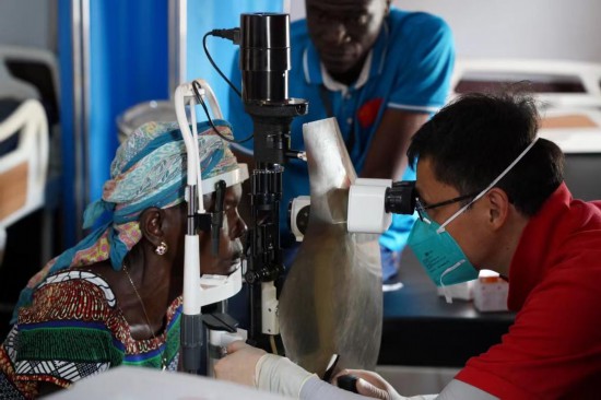 第19批援中非中国医疗队在当地义诊。新华社发