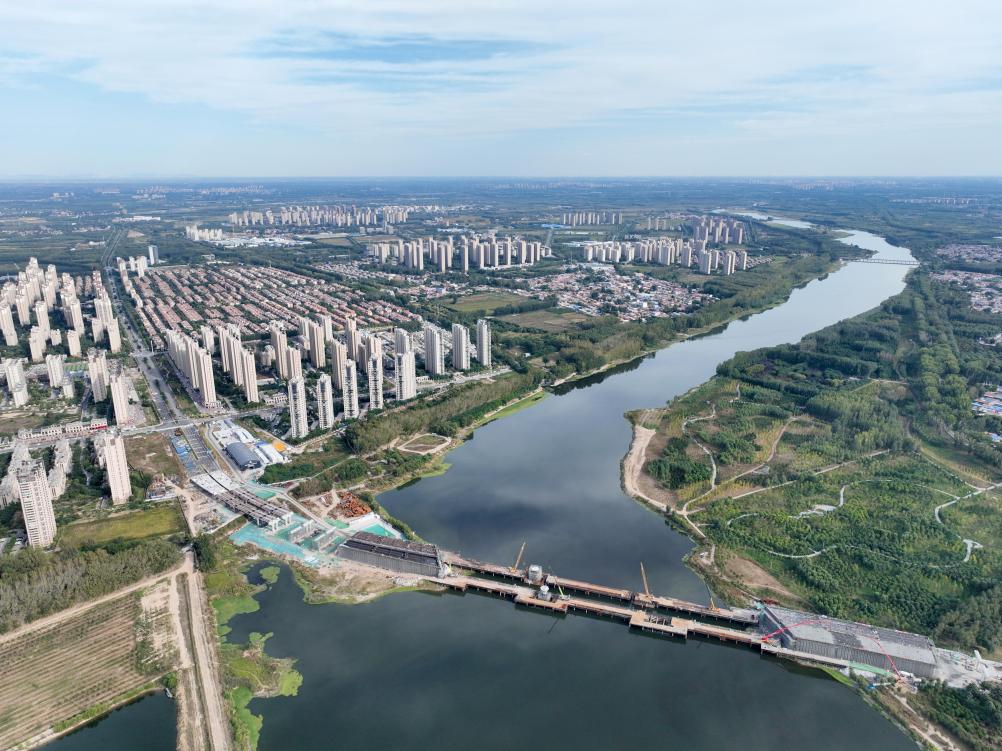 2023年10月拍摄的跨潮白河大桥施工现场。 新华社记者 邢广利 摄