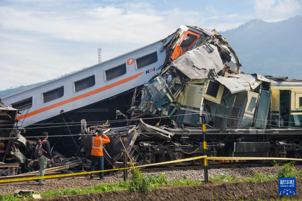 1月5日，在印度尼西亚西爪哇省，工作人员在列车相撞事故现场工作。新华社发（塞提安贾尔摄）