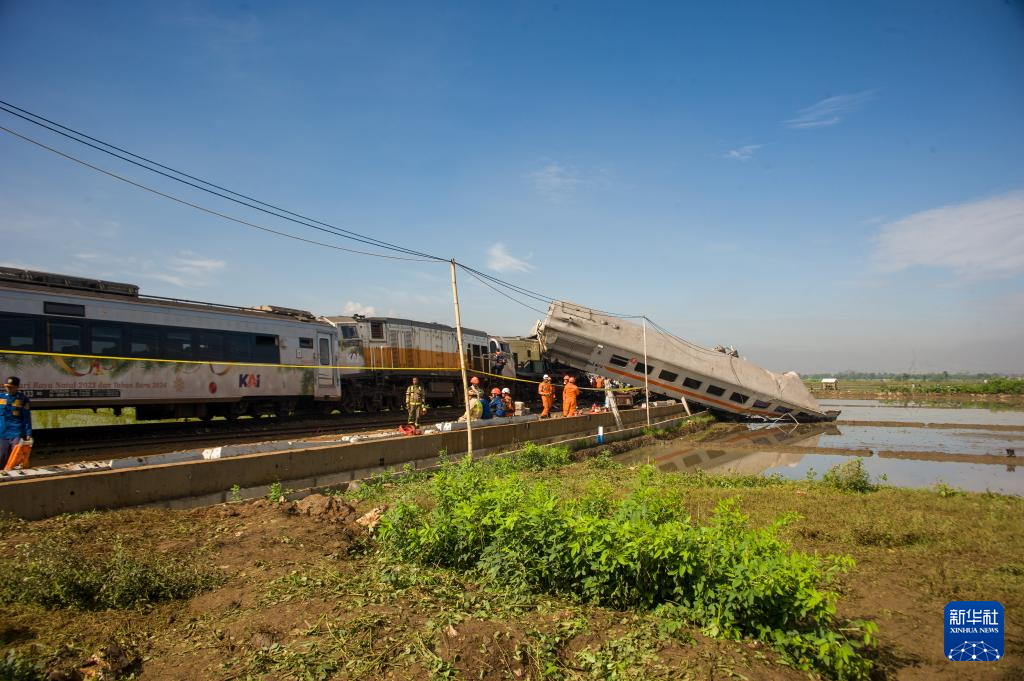  1月5日，在印度尼西亚西爪哇省，工作人员在列车相撞事故现场工作。新华社发（塞提安贾尔摄）