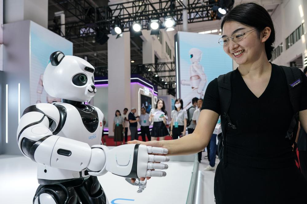 2023年8月16日，一名女士在北京举办的2023世界机器人大会现场与智能机器人握手。新华社记者彭子洋摄
