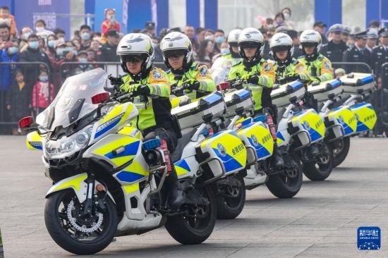 1月6日，南京交警在警营开放周活动现场进行警务技能表演。