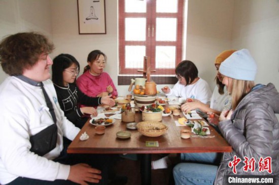 美国高校学生在山东青岛体验围炉煮茶感受中国传统文化