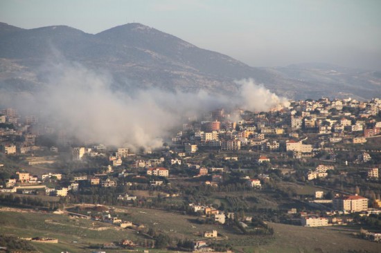 1月6日，黎巴嫩希亚姆遭以军空袭后冒出浓烟。新华社发（塔希尔·阿布·哈姆丹摄）