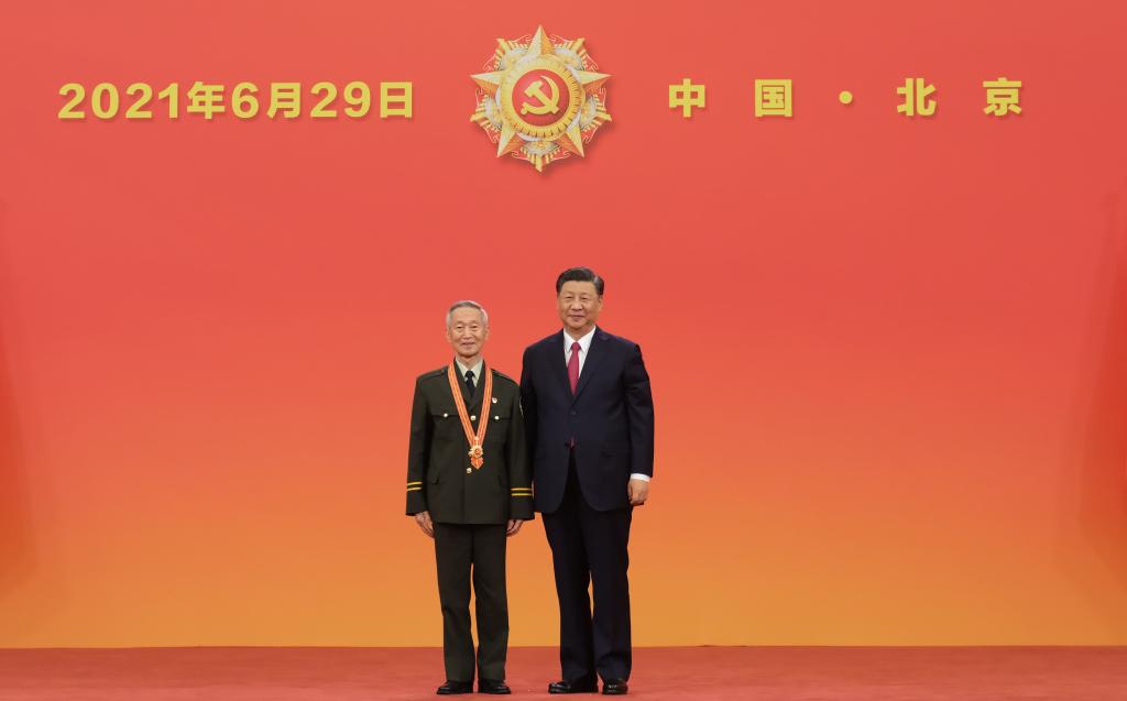 2021年6月29日，习近平总书记向“七一勋章”获得者崔道植颁授勋章。新华社记者 李学仁 摄