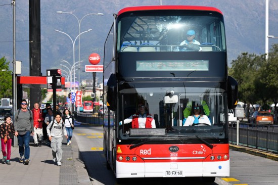 2023年10月31日，一辆新能源公交车行驶在智利首都圣地亚哥的主城区。新华社记者 辛悦卫 摄