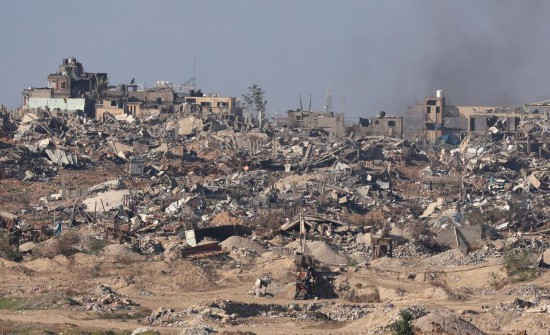  这是1月4日从加沙边境以色列一侧拍摄的加沙北部遭袭情况。新华社发（吉尔·科恩·马根摄）