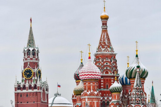  这是1月6日在俄罗斯首都莫斯科拍摄的雪后克里姆林宫（左）和圣瓦西里教堂。新华社记者曹阳摄