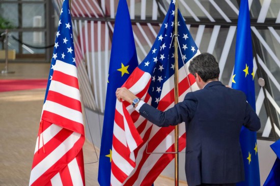  2022年3月24日，工作人员在比利时布鲁塞尔的欧盟总部整理美国国旗。新华社记者张铖摄