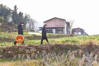  图①：法官带着国徽前往当事人家中。