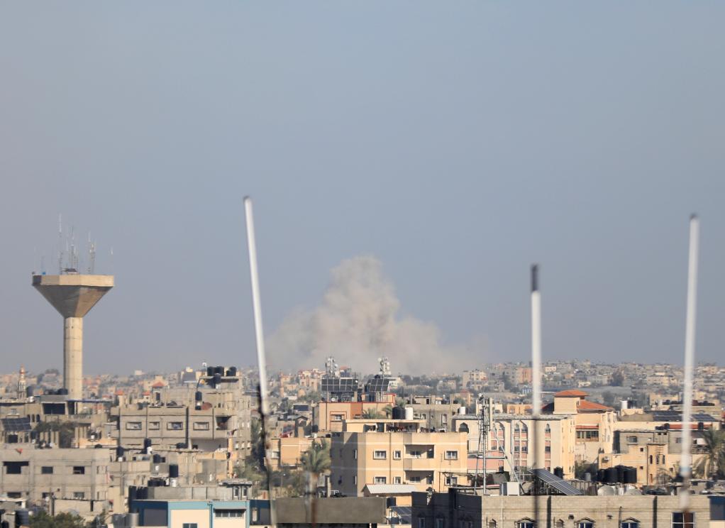 1月13日，加沙地带南部城市汗尤尼斯遭以色列空袭后升起浓烟。新华社发（亚西尔·库迪摄）