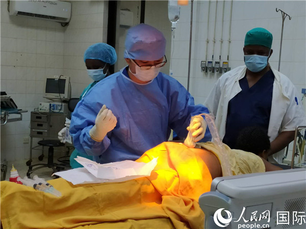 麻醉科医师马杰在手术前为患者进行麻醉。人民网记者 黄培昭摄