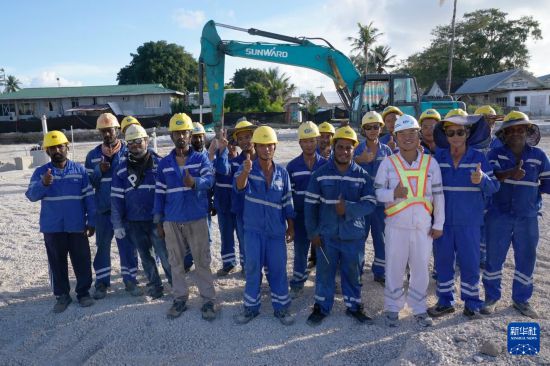 1月18日，在瑙鲁艾沃港码头升级改造项目工地，工作人员合影。新华社记者 王申 摄