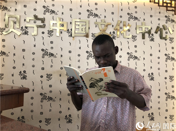 贝宁人在文化中心阅读中国图书。人民网记者 黄培昭摄