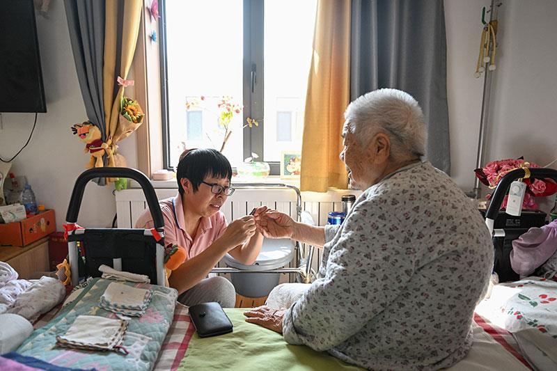 △2023年10月17日，工作人员在天津市河西区越秀路街道居家养老服务中心为老年人服务。