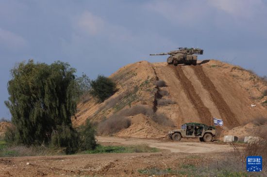 这是1月24日拍摄的加沙边境以色列一侧的以军部队。新华社发（吉尔·科恩·马根摄）