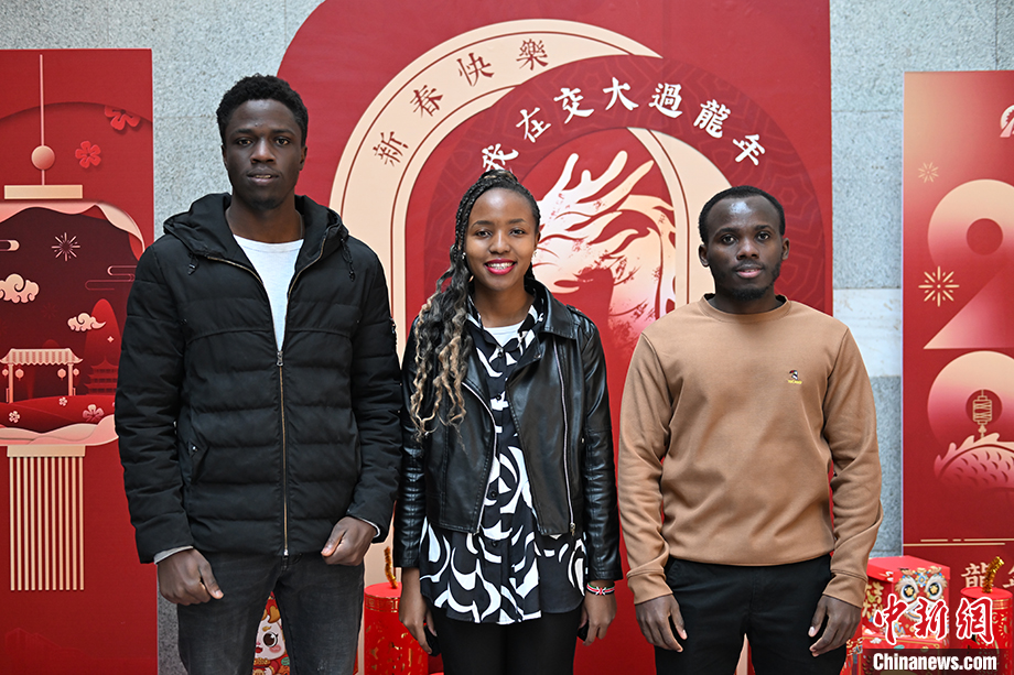 图为北京交通大学肯尼亚留学生阿布、王佳莉、卡里乌。