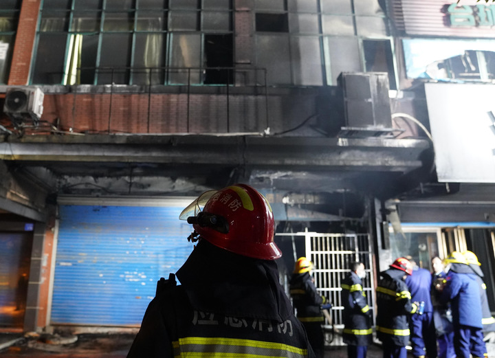 1月24日拍摄的火灾现场外景。 新华社记者 周密 摄