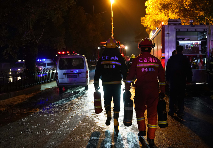 1月24日，消防人员在现场作业。 新华社记者 周密 摄