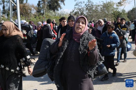 1月26日，在加沙地带南部城市汗尤尼斯，人们逃离家园。新华社发（哈立德·奥马尔摄）