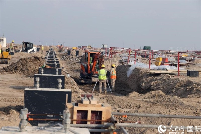 工人正在扩建原油处理设施。人民网记者管克江摄