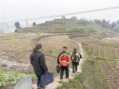  图①：法官前往当事人家门口巡回审理案件。