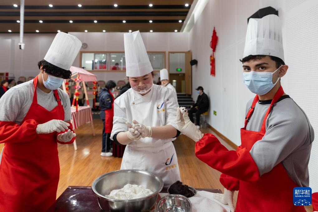 1月28日，在复旦大学第二附属学校，美国马斯卡廷中学学生展示自己制作的汤圆。 新华社记者 王翔 摄