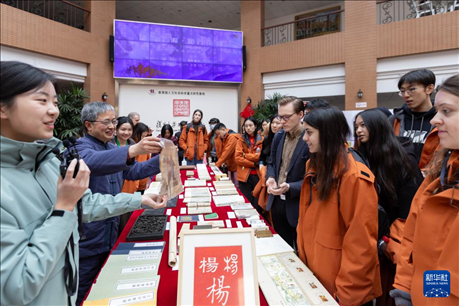 1月29日，在复旦大学，美国马斯卡廷中学学生了解中国古籍装帧与修复技术。 新华社记者 王翔 摄