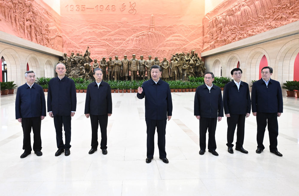 2022年10月27日，习近平在延安革命纪念馆参观《伟大历程——中共中央在延安十三年历史陈列》结束时发表重要讲话。新华社记者 燕雁 摄