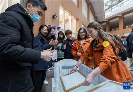 1月29日，在复旦大学，美国马斯卡廷中学学生亲身体验古法制作纸张。 新华社记者 王翔 摄