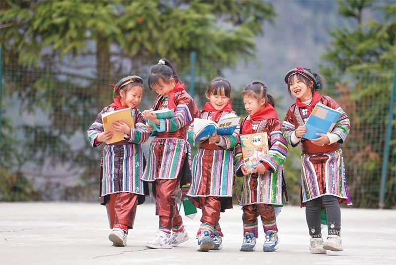 位于贵州省黔东南苗族侗族自治州从江县大山深处的西山镇中寨教学点,是一所全校均为瑶族学生的“微小学”。近年来,随着教学条件逐渐改善,学校发生了翻天覆地的变化。图为2023年2月16日,领到新书的瑶族学生在一起交流。 新华社记者 杨文斌/摄