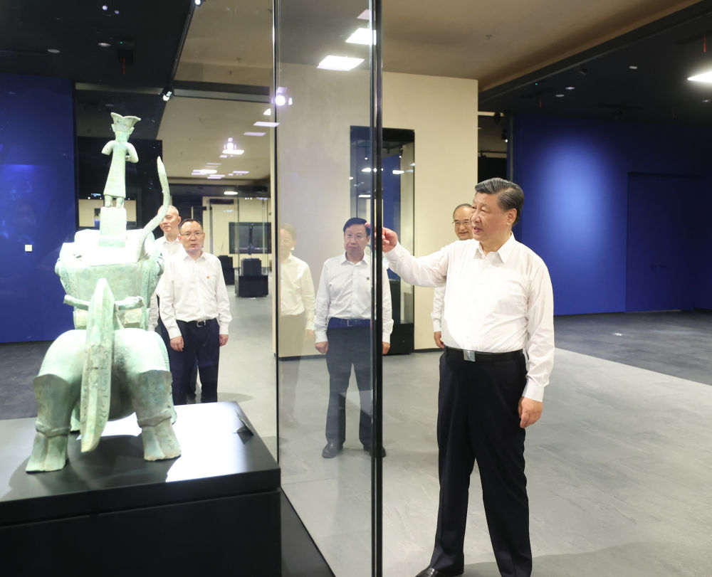 2023年7月26日下午，习近平在位于四川省德阳市广汉市的三星堆博物馆新馆参观。新华社记者 鞠鹏 摄