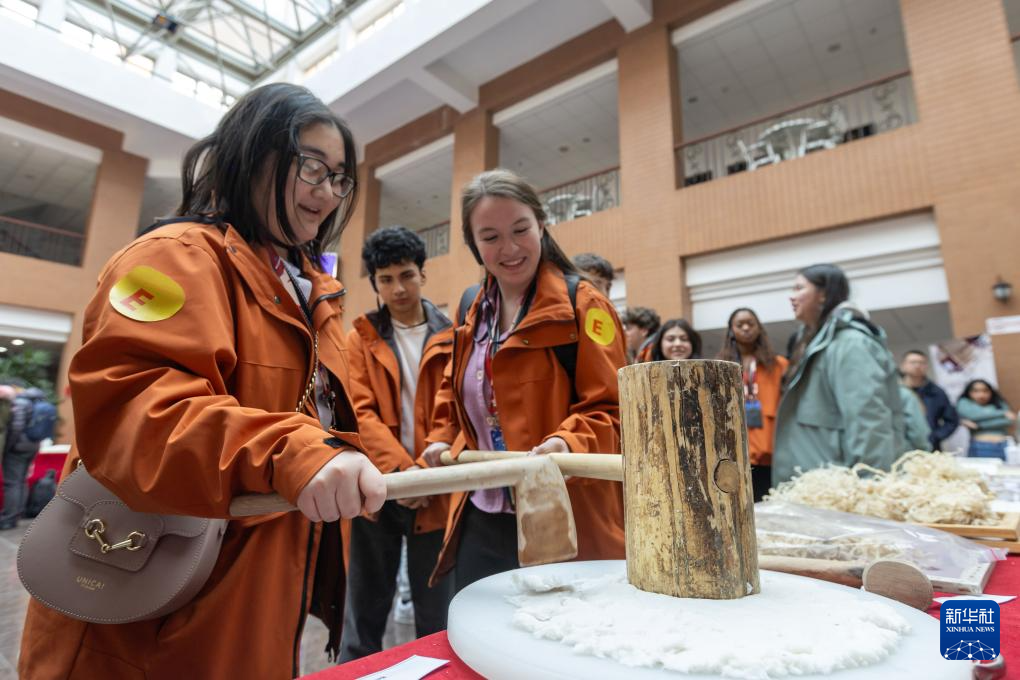 1月29日，在复旦大学，美国马斯卡廷中学学生用锤子打纸浆，亲身体验古法制作纸张。 新华社记者 王翔 摄